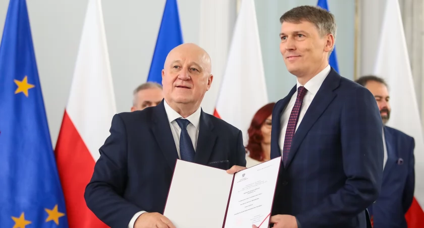 Marcin Skonieczka odebrał zaświadczenie o wyborze na posła na Sejm Rzeczypospolitej Polskiej z rąk Sylwestra Marciniaka, Przewodniczącego Państwowej Komisji Wyborczej