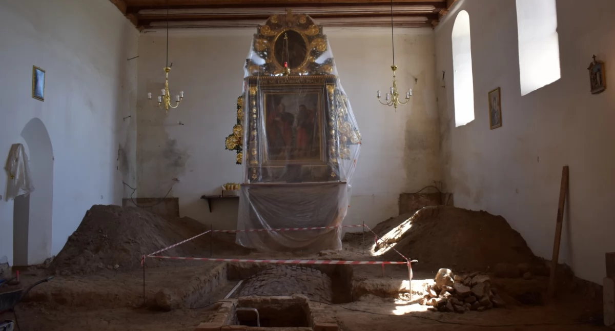 Wydarzenia lokalne, Badają kryptę - zdjęcie, fotografia