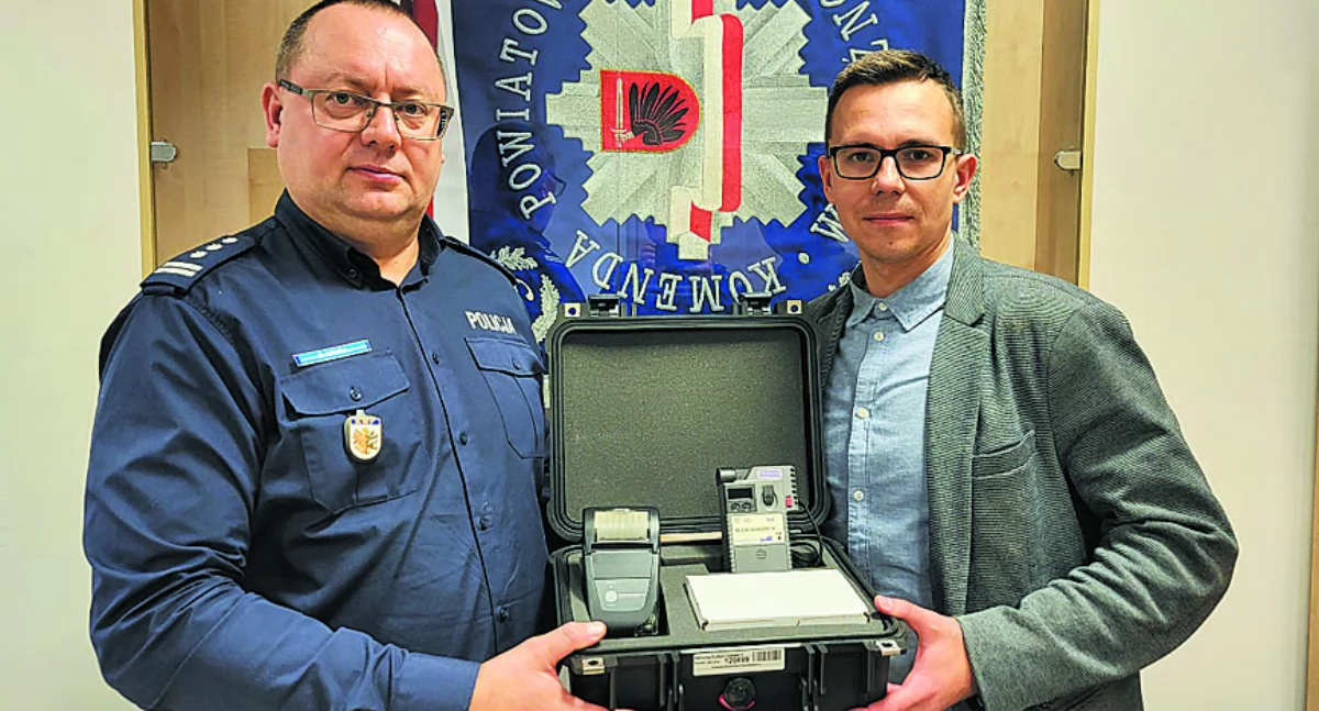 Stowarzyszenia i organizacje, Podarunek policji - zdjęcie, fotografia