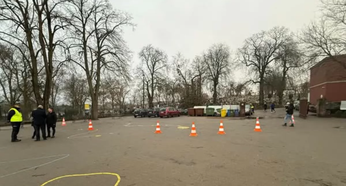 Oświata, Szukają rozwiązania parkingu - zdjęcie, fotografia