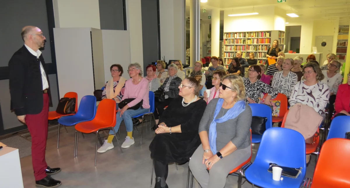 Biblioteki, Francuski Wąbrzeźnie - zdjęcie, fotografia