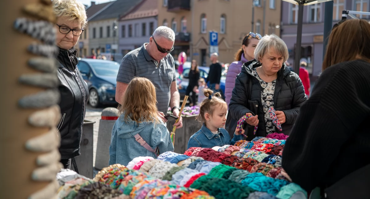 Wydarzenia lokalne, Przedświąteczne zakupy jarmarku - zdjęcie, fotografia