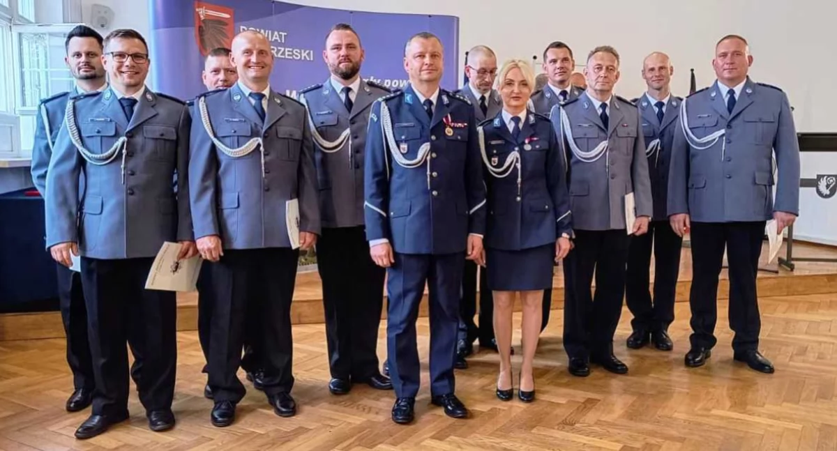 Komunikaty i profilaktyka, Awansowało policjantów - zdjęcie, fotografia