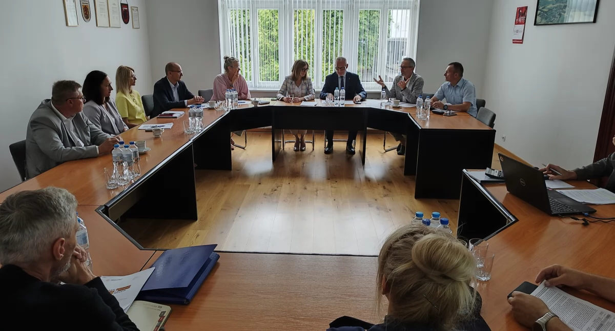 Samorząd Powiatowy, Ponad miliony bezpieczeństwo - zdjęcie, fotografia