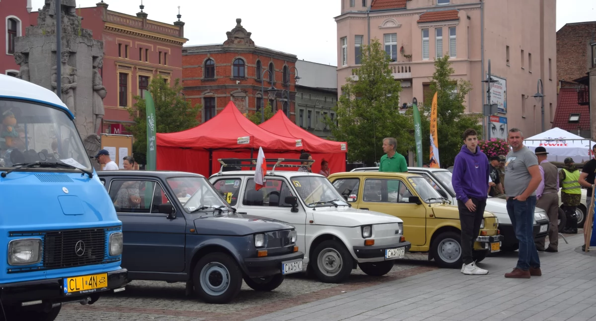 Wydarzenia lokalne, Wystawa Zabytkowych Pojazdów rynku - zdjęcie, fotografia
