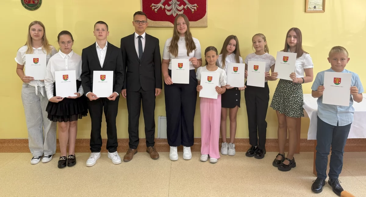 Samorządy Gminne, Stypendia dotacje inwestycje Dębowej Łące - zdjęcie, fotografia