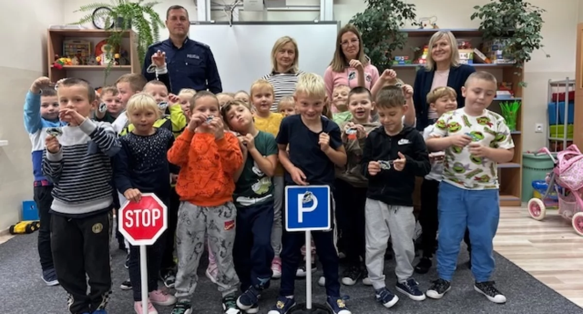 Komunikaty i profilaktyka, Policjanci odwiedzili uczniów Zielenia Ryńska - zdjęcie, fotografia