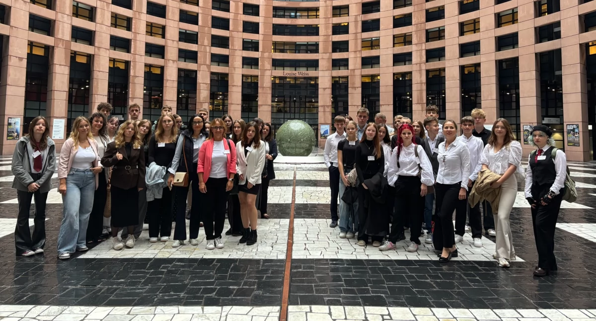 Stowarzyszenia i organizacje, Młodzi Strasburgu - zdjęcie, fotografia