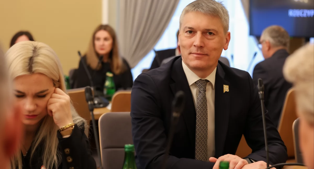 Polityka, Poselska interwencja sprawie miodu - zdjęcie, fotografia