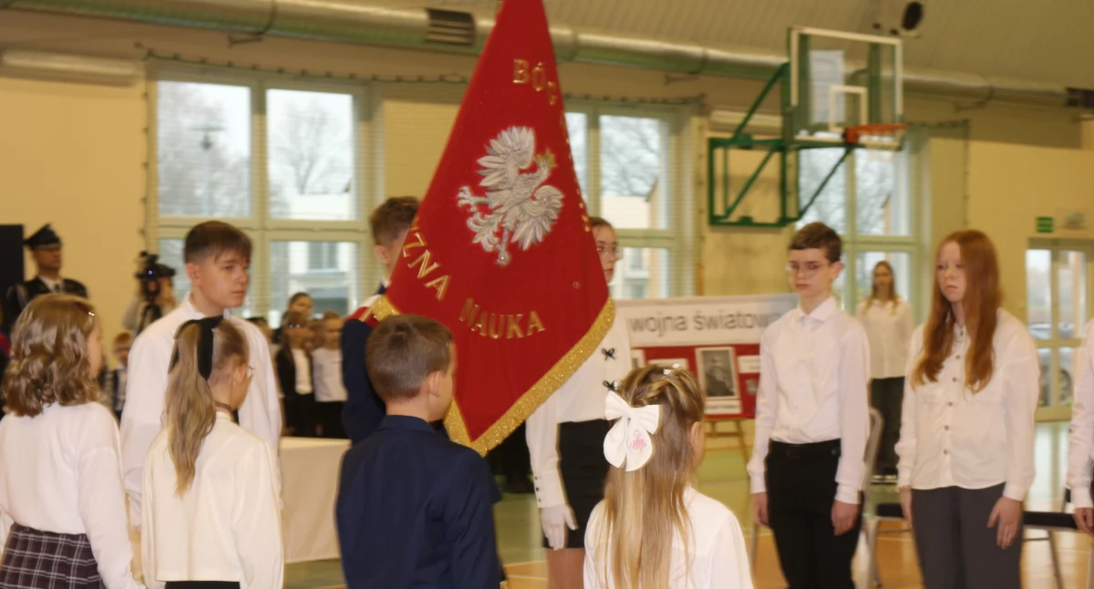 Oświata, teraz sztandarem [zdjęcia] - zdjęcie, fotografia