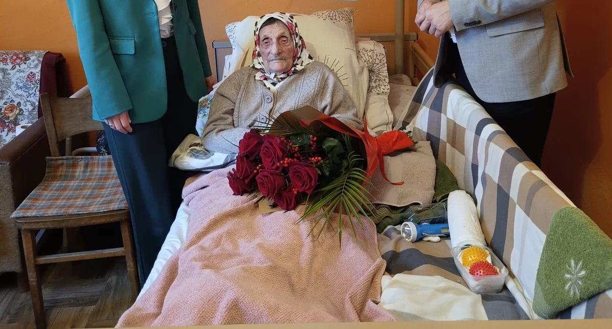 Urzędy, Najstarsza mieszkanka skończyła - zdjęcie, fotografia