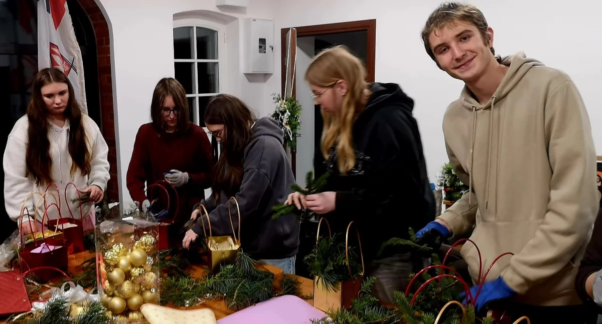 Samorząd Powiatowy, Kreatywne zajęcia florystyczne - zdjęcie, fotografia