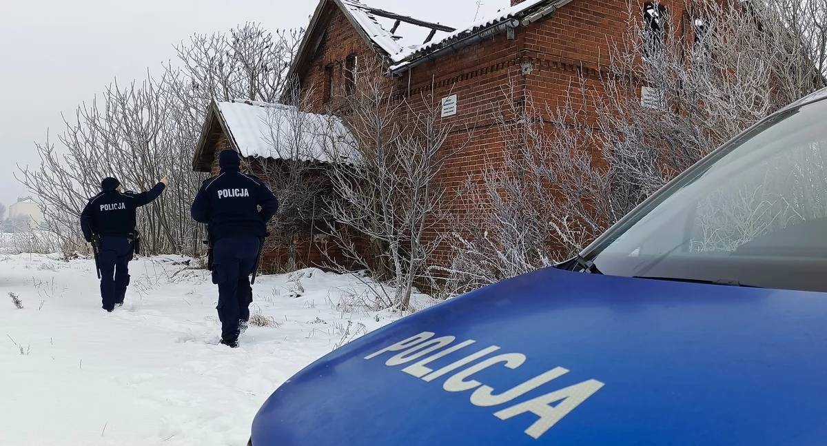 Komunikaty i profilaktyka, Policjanci wspierają osoby bezdomne - zdjęcie, fotografia