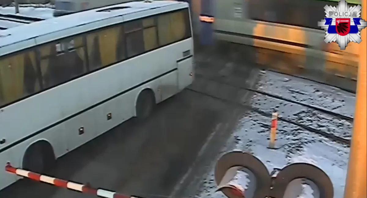 Kronika kryminalna, Autobus szkolny niemal wjechał pociąg! - zdjęcie, fotografia