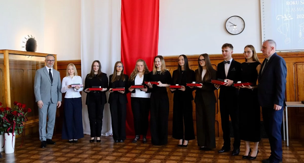 Oświata, Nagrodzili najlepszych absolwentów - zdjęcie, fotografia