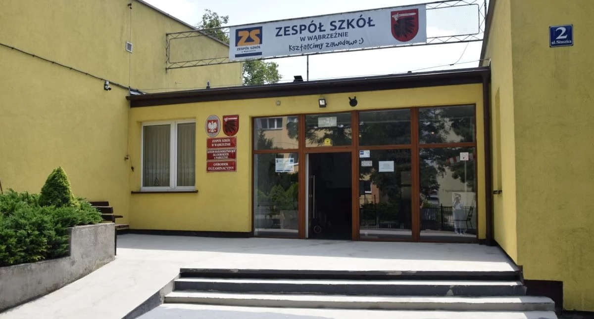 Samorząd Powiatowy, Trwają remonty szkołach - zdjęcie, fotografia