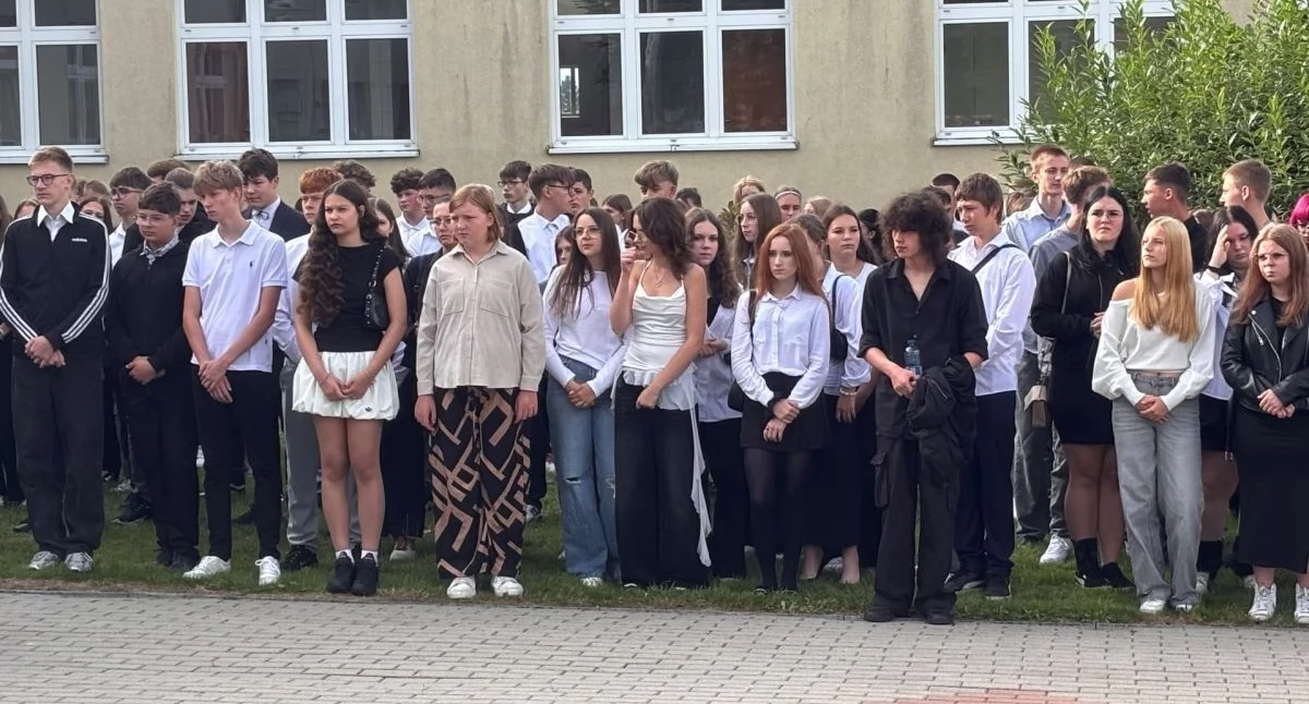 Oświata, Prawie tysiąc uczniów zaczęło szkolny - zdjęcie, fotografia