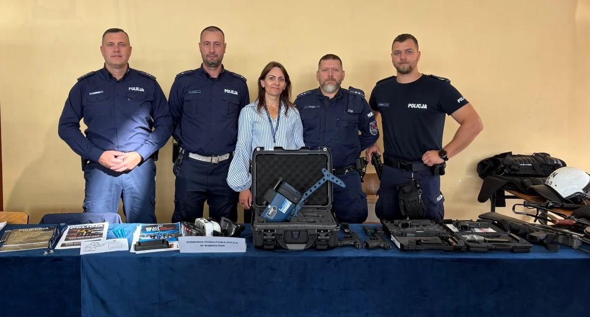 Komunikaty i profilaktyka, Zachęcali wstąpić policji - zdjęcie, fotografia
