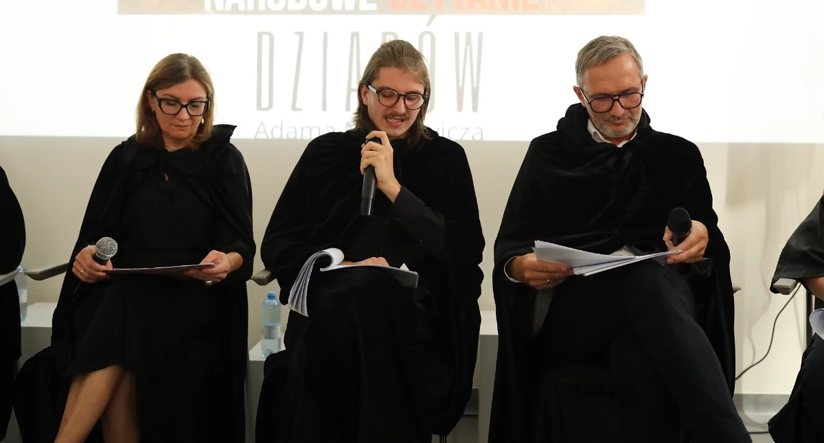 Wydarzenia lokalne, Duchy świece czarne peleryny „Dziady” ożyły bibliotece - zdjęcie, fotografia