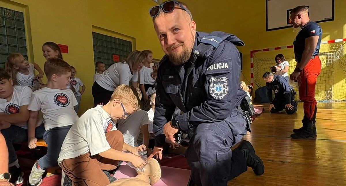 Oświata, Policjanci Wąbrzeźna uczyli ratować życie - zdjęcie, fotografia