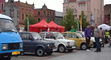 Wystawa Zabytkowych Pojazdów na rynku