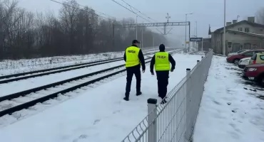 Wąbrzescy policjanci pilnują torów