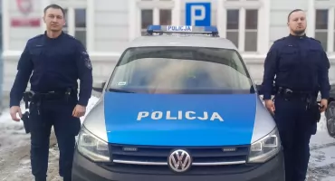 Bohaterscy policjanci wynieśli niepełnosprawnego mężczyznę z płonącego mieszkania