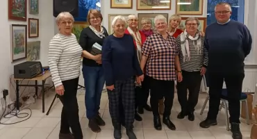 Z ks. Michałem Rogozińskim w Galerii pod Dębami