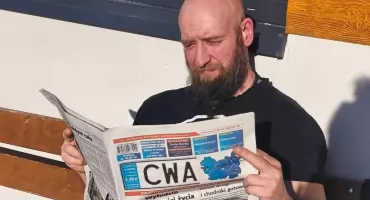 Czytanie gazety daje frajdę