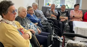 Seniorzy z żonkilami i nie tylko