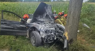 Pijany 26-latek uciekał przed policją. Skończył jazdę na drzewie